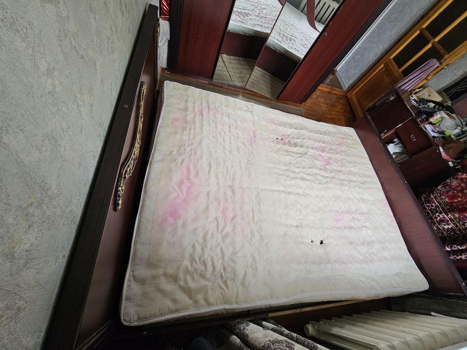 Двуспальная кровать деревянная (под темное дерево) с орнаментом и матр