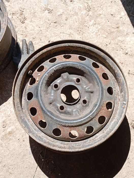 Продавам пет джанти с три зимни гуми 14 цола за Нисан Примера 2.