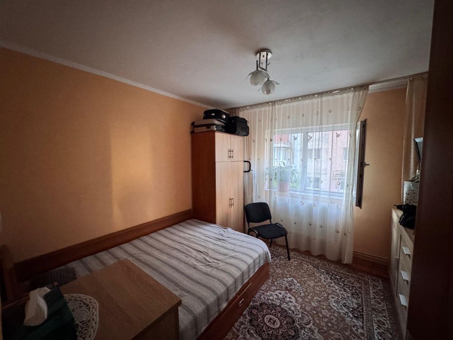 Vand apartament 3 camere semidecomandat
