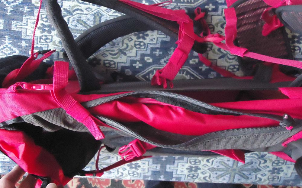 Раници - 2 броя - туристическа и велурена(кадифе)