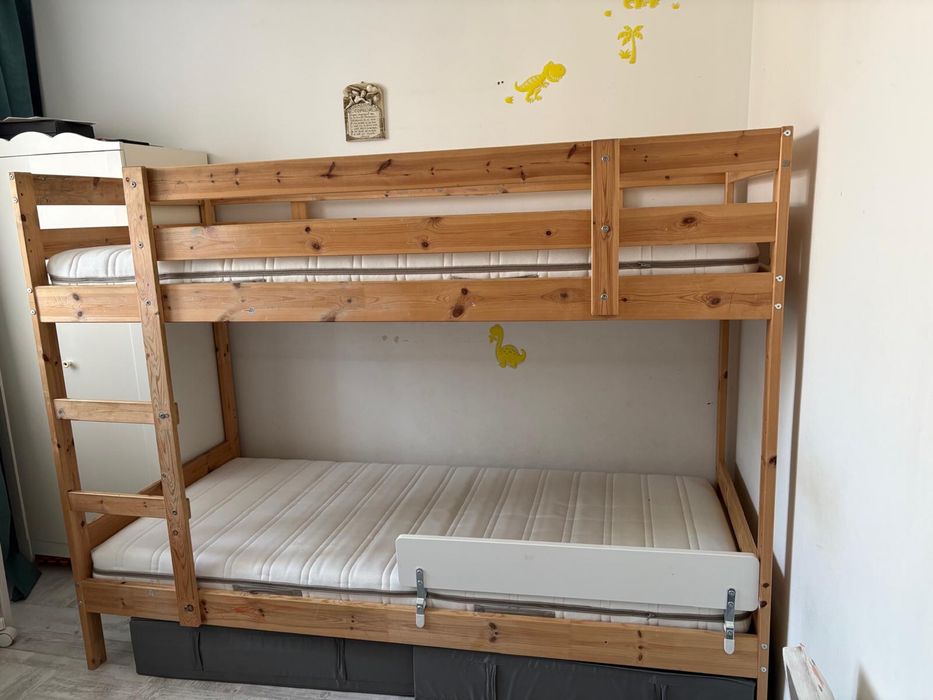 Se vinde pat suprapus din pin cu tot cu saltele(Ikea)