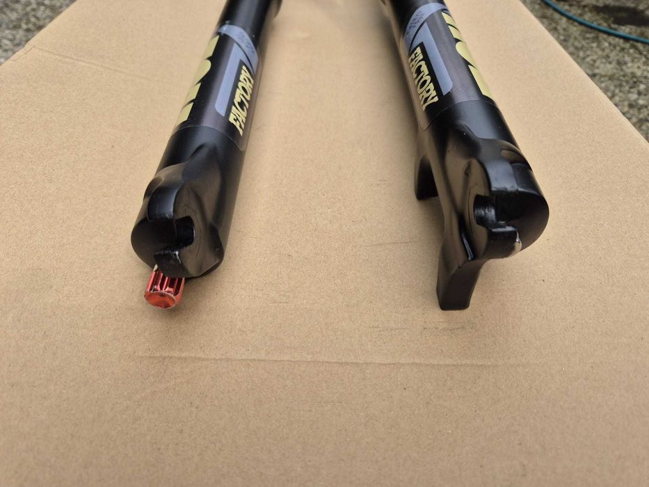 Furca Fox 34, 27,5-29inch, pe aer, lockout pe  ghidon si rebound