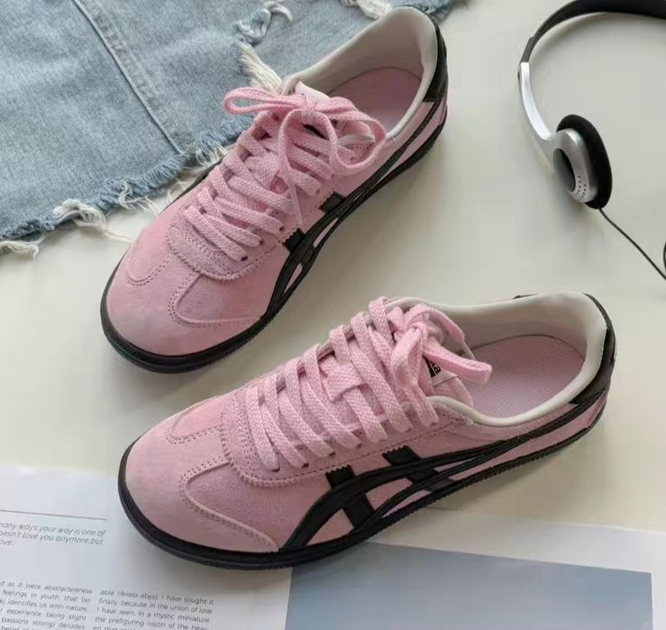 кроссовки — модель Onitsuka Tiger Tokuten в расцветке Pink/Black.