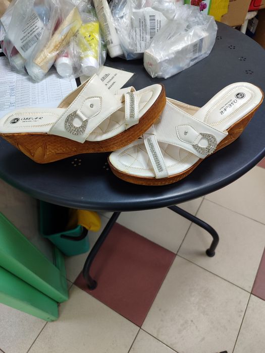 Продам босоножки белые