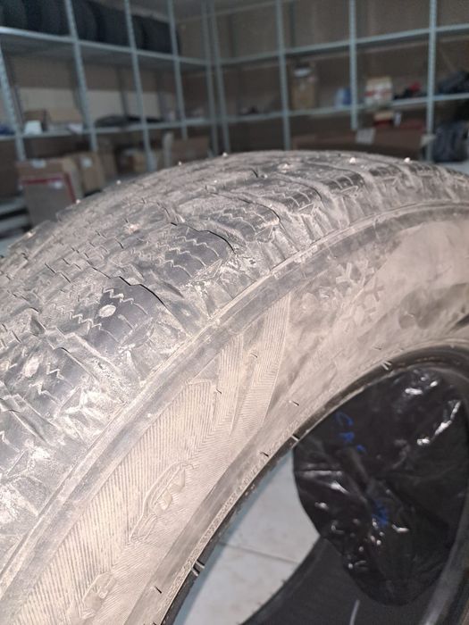 продам зимнию резину 235/65/16С