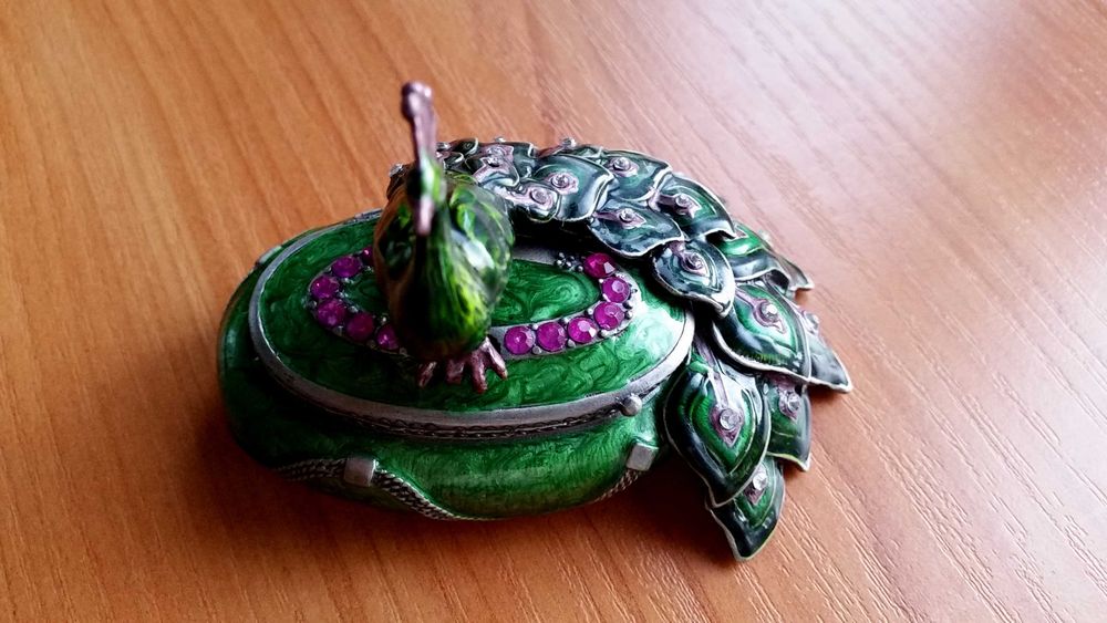 Кутия за бижута- масивен бронз, инкрустирана с камъни