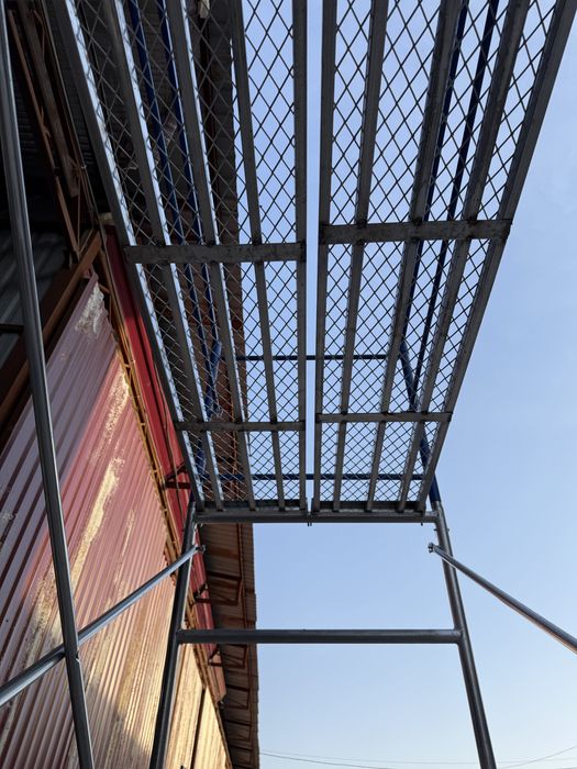 Оцинкованные строительные леса на колесах, с поддонами, ограждение