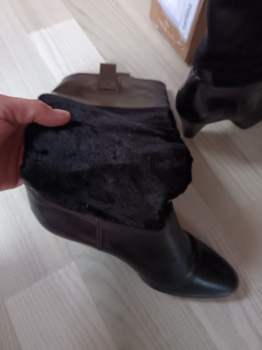 Vând cizme Hugo piele  mărimea 36
