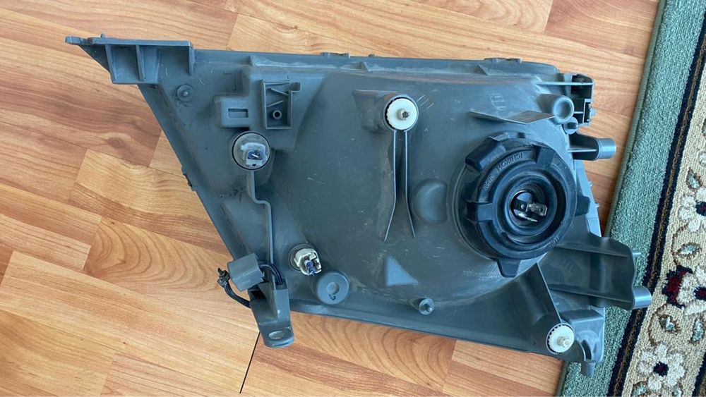 Продам фары на Тойота