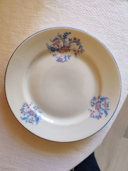 Шест чинийки с диаметър 7,5 сантиметра