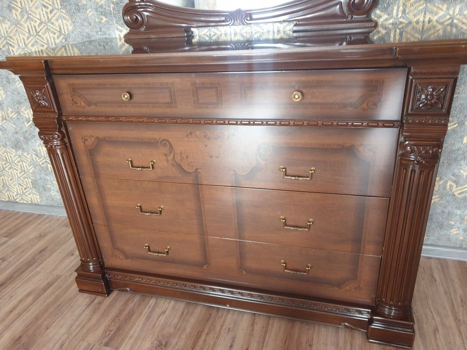 Продам комод с зеркалом