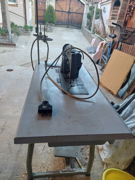 Професионална шивна машина SINGER