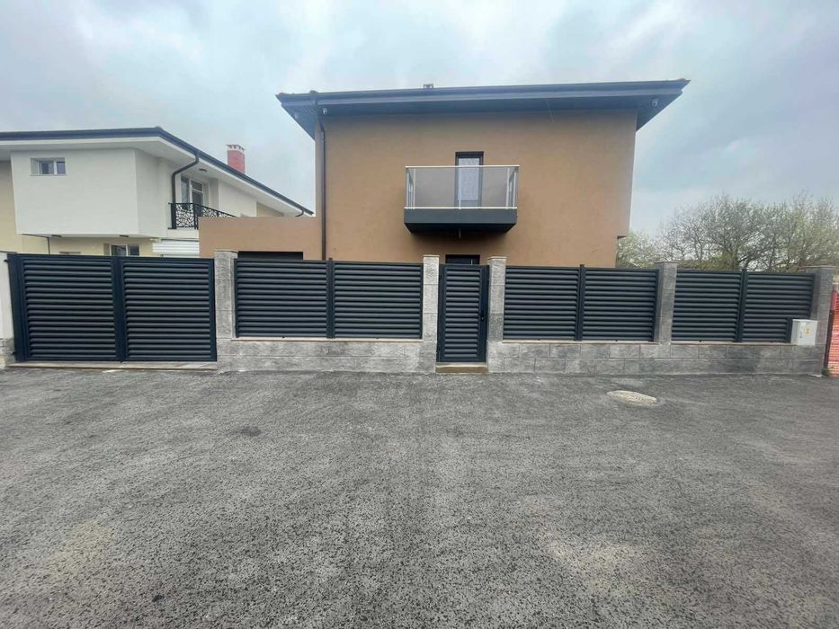 Метални врати огради и парапети от ковано и обикновено желязо.