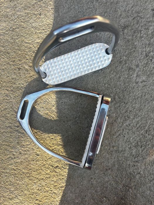 Vand scarita si cizma pentru calarit