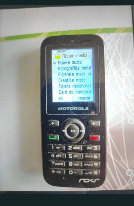 Telefon Motorola cu taste și camera, mic, compact, robust, foarte practic.