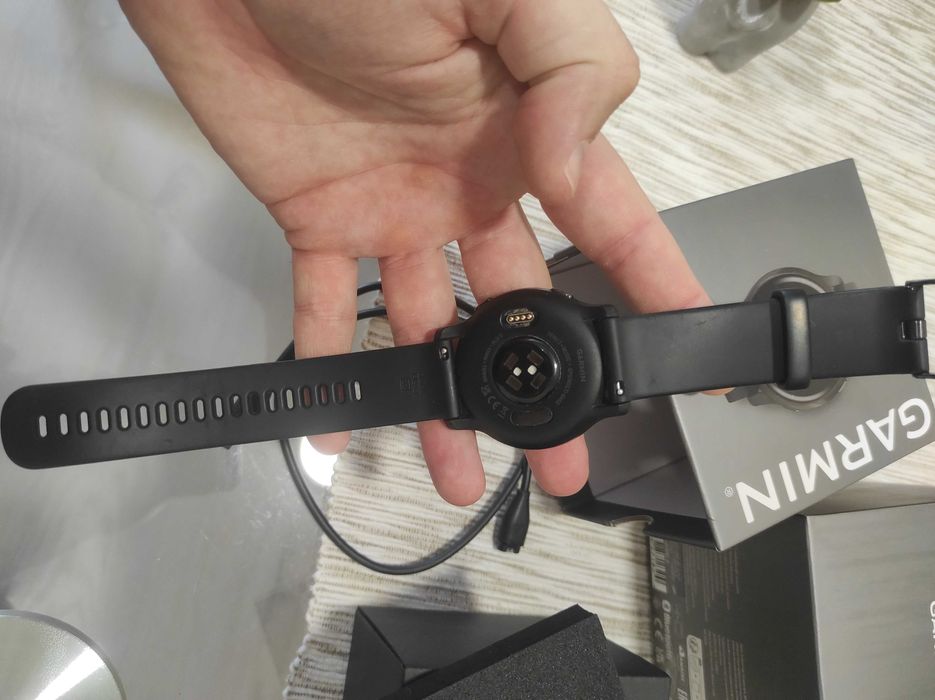 Продавам Garmin VENU 2