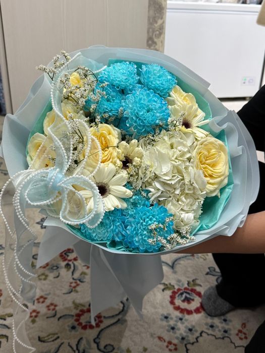 Цветы свежие  голубого цвета