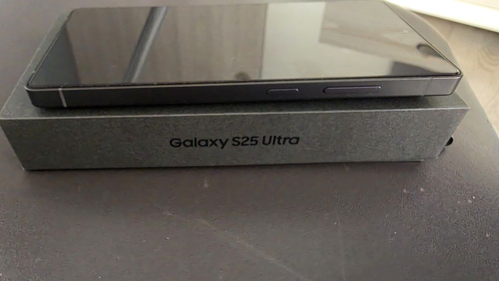 Vând Samsung S25 Ultra, negru ,512 GB