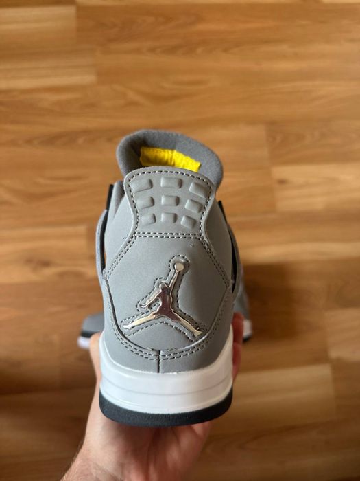 Jordan 4 gri noi cu eticheta