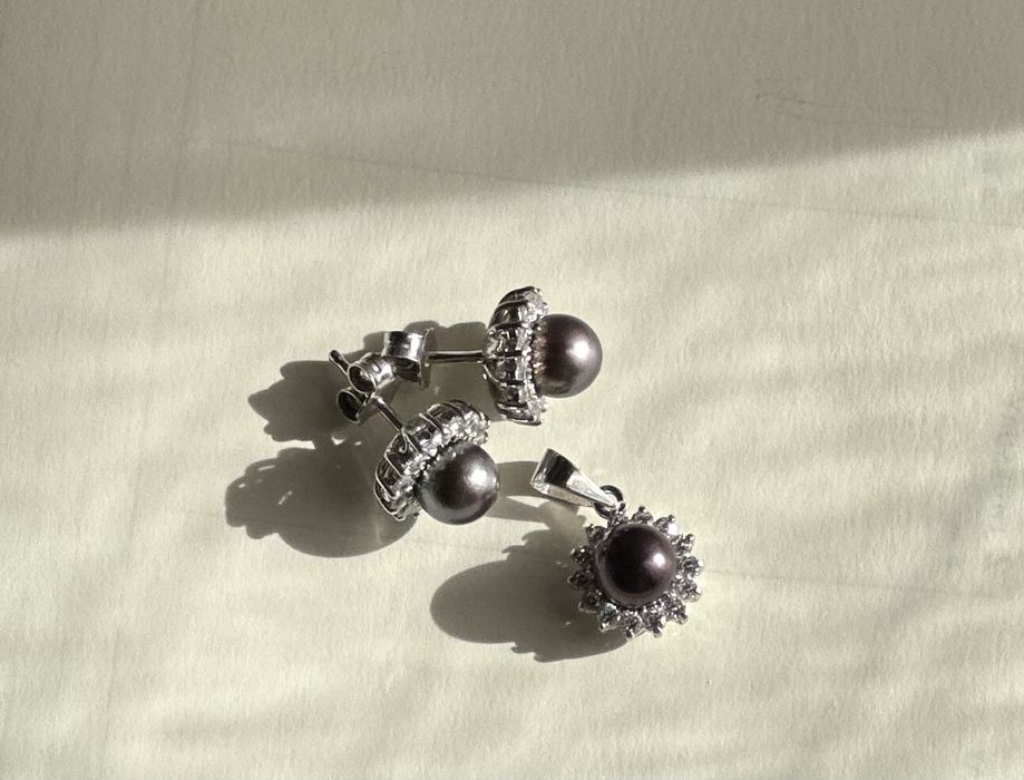 Set format din cercei si pandant din aur alb de 18 k si perle naturale