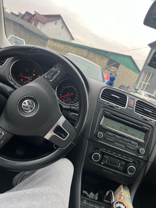 Volkswagen Golf 6 Variant 1.6 TDI – 2012  Se vinde Volkswagen Golf 6 Variant, an fabricație 2012, echipat cu motorul fiabil și economic 1.6 TDI.