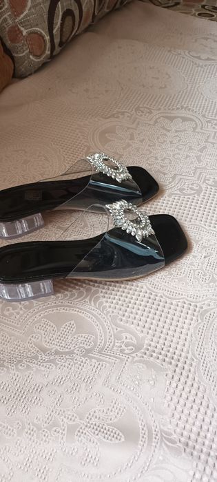 Летни чехли с ниско токче