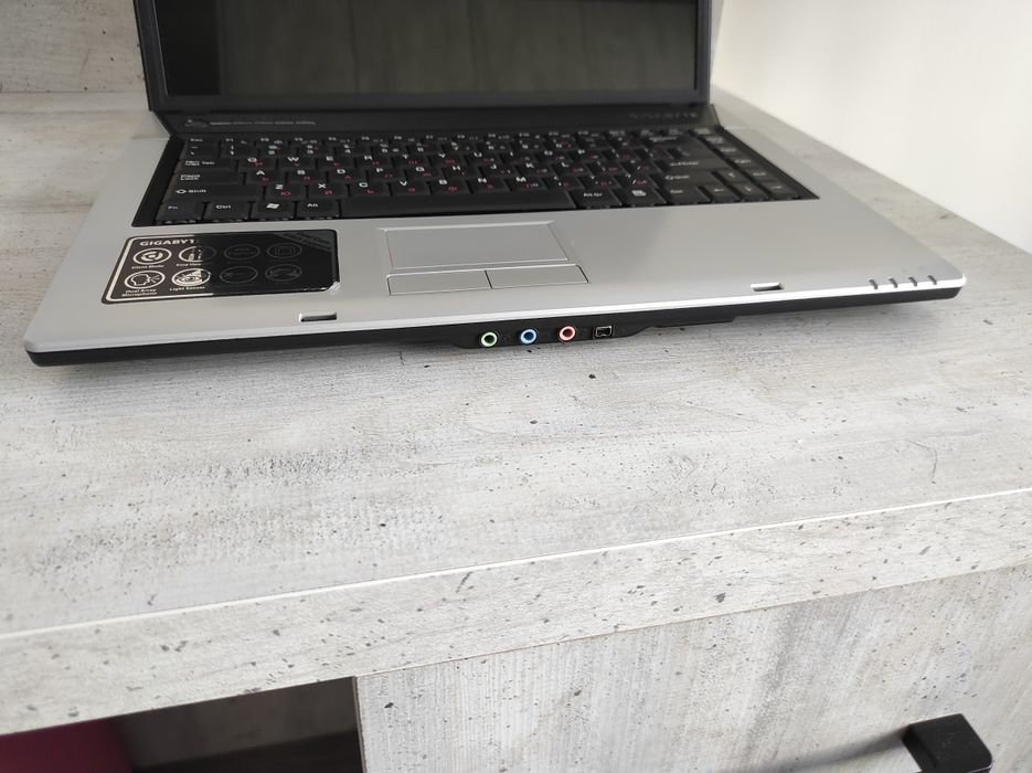 Лаптоп GIGABYTE W566U-Core Duo T5550