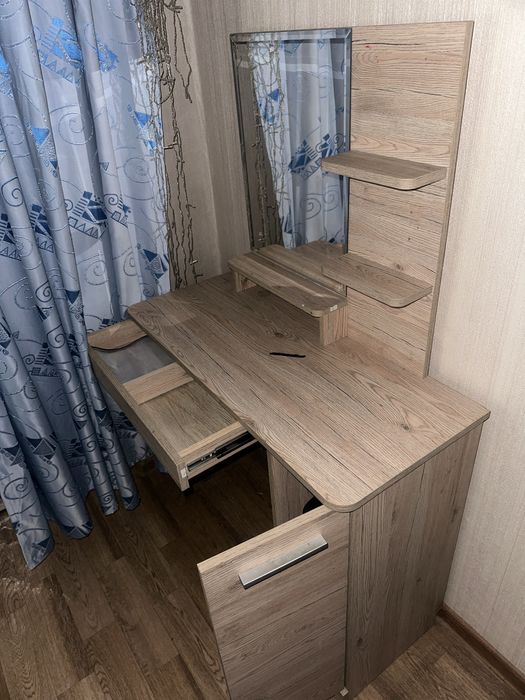 Продам дамский столик