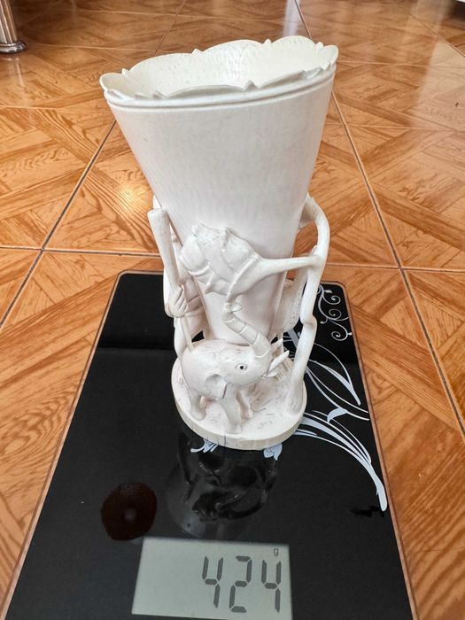 Красива старинна ваза от кост с ръчно гравирани мотиви