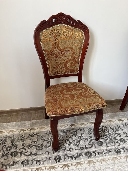 Стол и стулья для дома