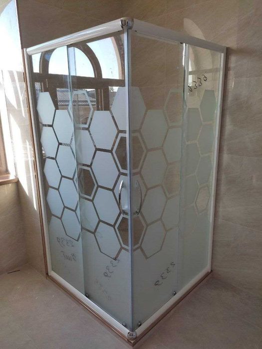 Стеклянные душевые кабины и перегородки под ключ