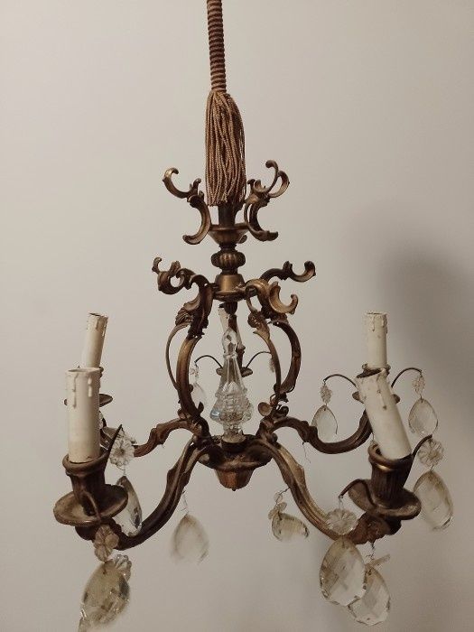 Deosebit candelabru antic cu 5 brațe din bronz masiv și elemente din cristal ,piesa veche cu o lucrătură de o foarte mare finețe, dimensiuni h 78 cm ,