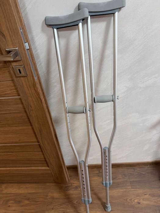 Продавам патерици и ботуш