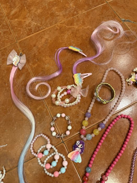 Детские заколки , браслеты , бусики .