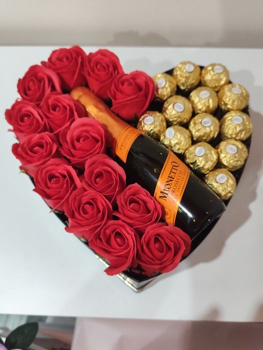 Cutie cu trandafiri,proseco și ferrero Rocher