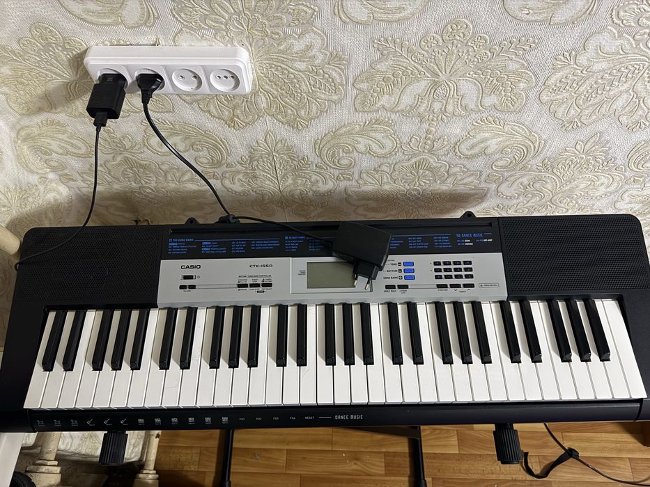 синтезатор клавишный инструмент