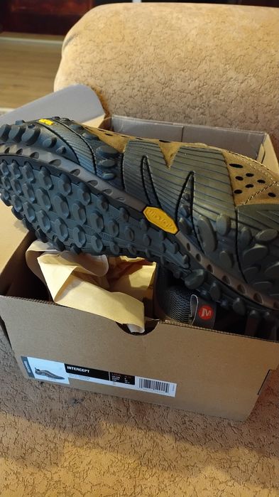 Vând ghete Merrell Noi marimea 42. Se potrivesc pt cine poarta 41.