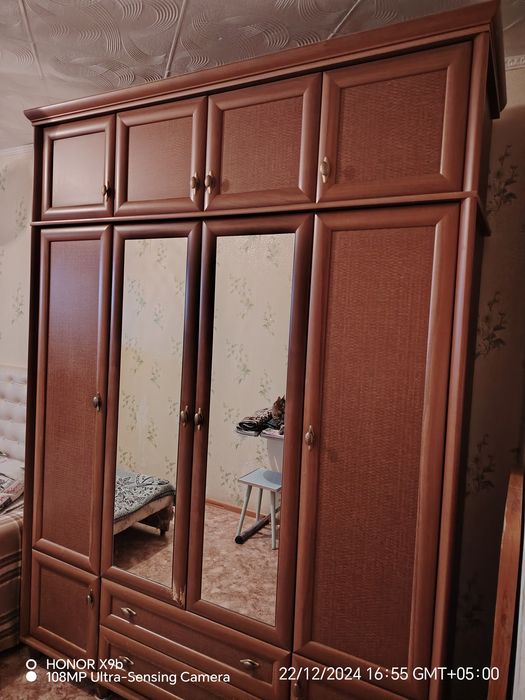 Шкаф в спальной комнате