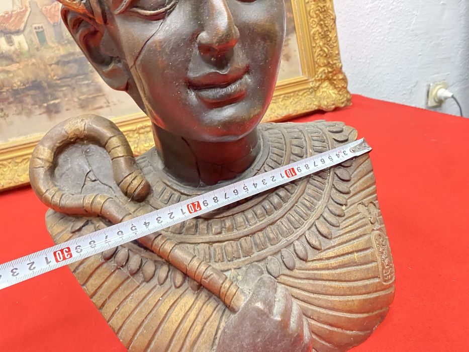 Стар бюст египетски фараон