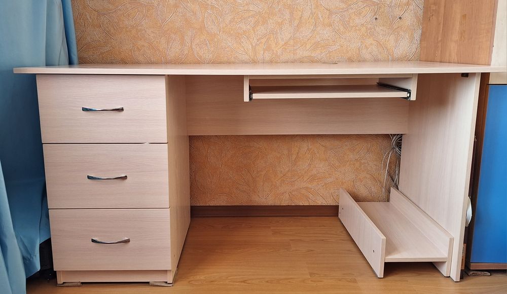 Письменный стол.