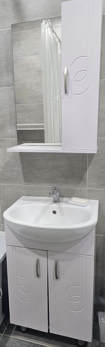 Продам раковину с тумбой