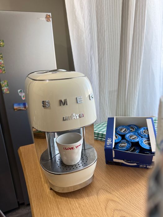 Кафе машина Smeg lavazza Modo mio +подарък кампсули 25 броя