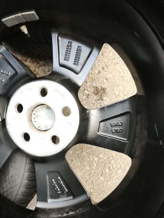 16" оригинални алуминиеви джанти за Toyota Yaris Hybrid.