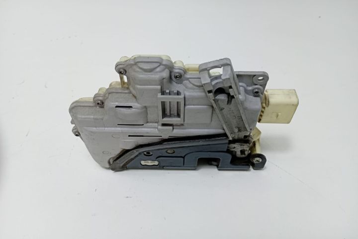 Broasca usa stanga fata 3C1837015A Volkswagen VW Passat B6