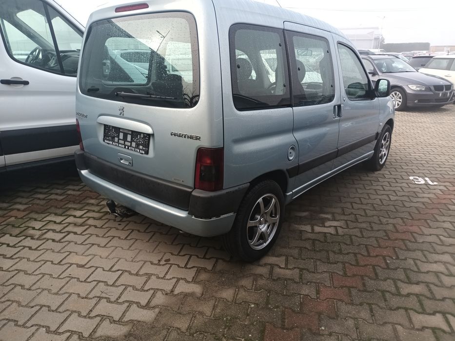 Peugeot Partner 5 locuri, benzina