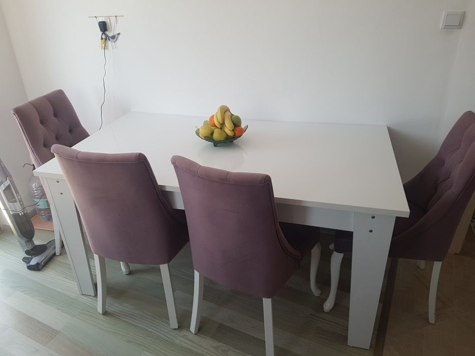 Маса със столове