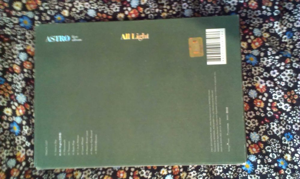 Колекционерски K pop албуми, картички и други в снимките