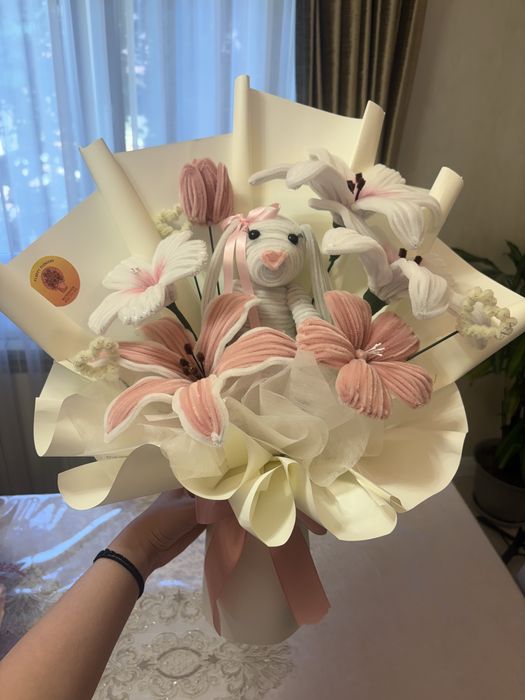 buchet din flori plusate