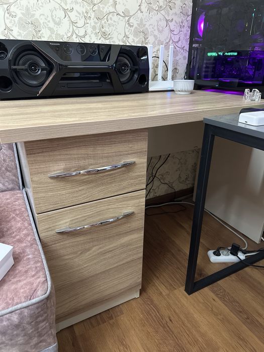 Письменный стол.