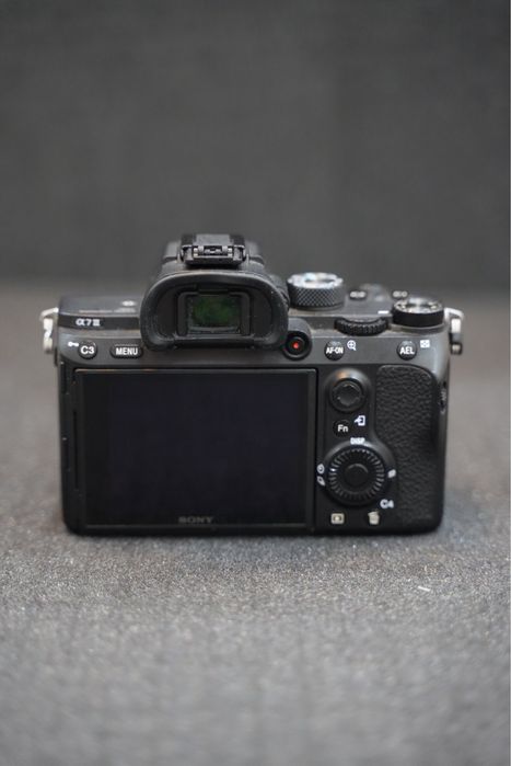 СРОЧНО ПРОДАМ Sony a7 3  , есть объектив, клетка